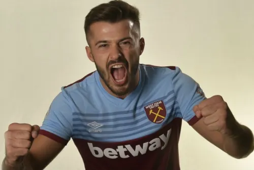 West Ham ficha a Albian Ajeti para competir con Chicharito
