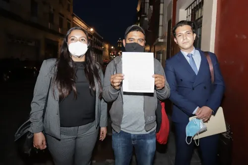 Denuncia papá de Lázaro a médicos del IMSS ante Derechos Humanos