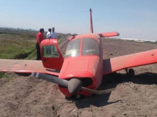 Avioneta aterriza de emergencia en Toluca, reportan 2 lesionados