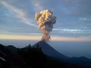 Volcán El Colima emite columna de ceniza de más de dos kilómetros