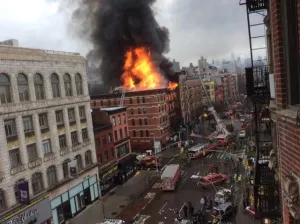 Explosión e incendio en NY dejan edificio derruido