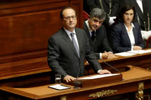 Anuncia Hollande más ataques en Siria y prolonga estado de emergencia