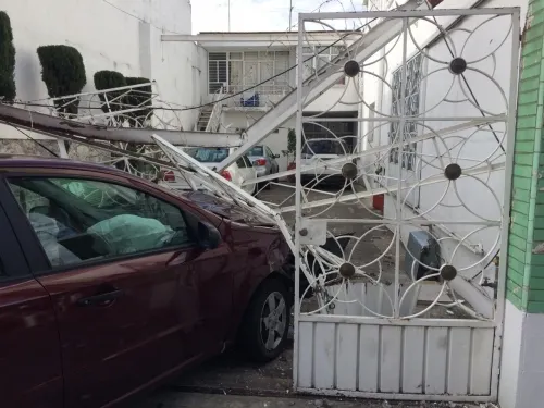 Conductor se estrella con bolardos y acaba dentro de una casa en El Carmen