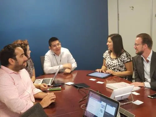 Luis Banck y Claudia Rivera comparten experiencias con especialistas del Banco Mundial