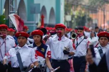 Participa en el desfile cívico militar de la Batalla del 4 de mayo en Atlixco