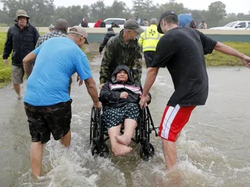 Van 10 muertos en Texas por “Harvey”