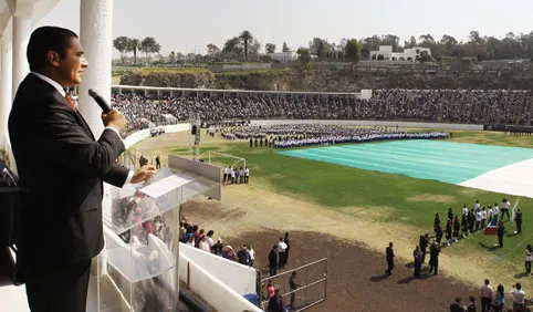 Abandera RMV a escuelas y delegación de la Olimpiada Nacional