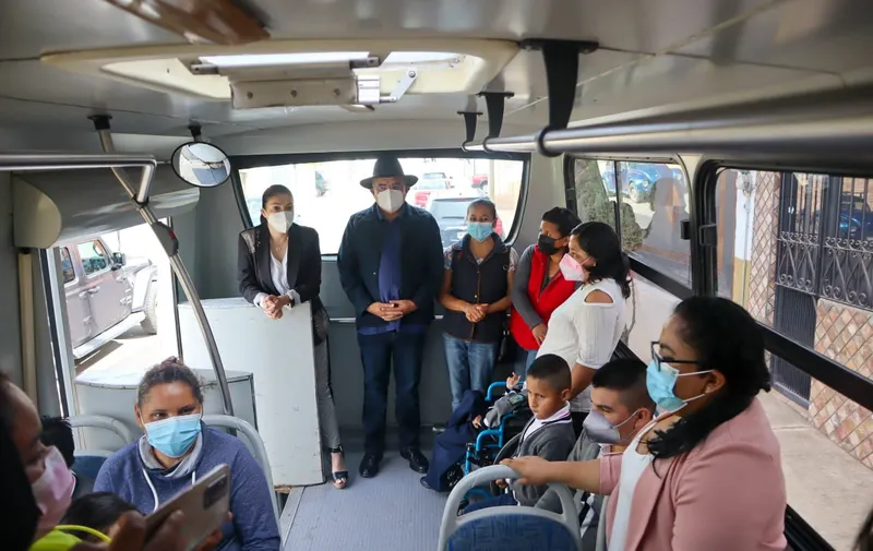 Ayuntamiento de Zacatlán entrega autobús
