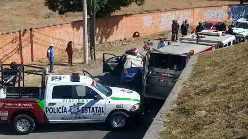 Hombre muere prensado en su vehículo en la lateral de la Recta a Cholula