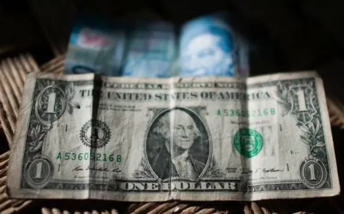 Peso gana impulsado por continuación del NAIM