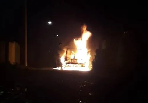 Ladrones de gas queman una patrulla en Xonacatepec