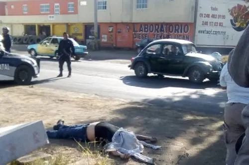 Comando armado ejecuta a un hombre y levanta a tres en restaurante de Texmelucan