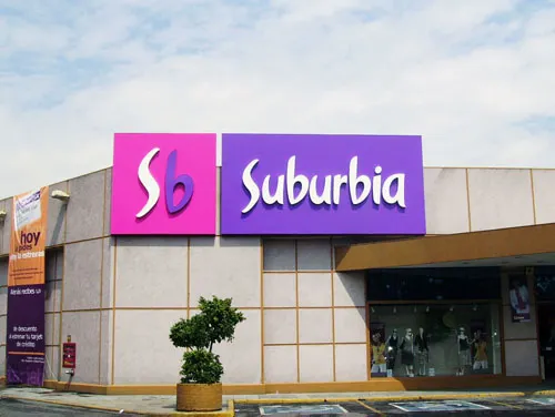 Roban auto para asaltar Suburbia de Plazas Amalucan