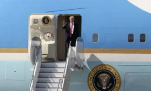 Donald Trump llega a Arabia Saudita en su primera gira internacional