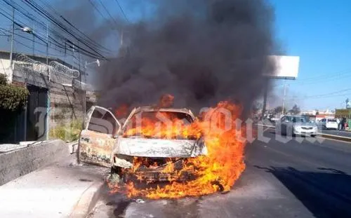 Se quema camioneta tras un cortocircuito en Tlaxcalancingo