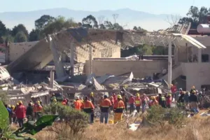 Osorio Chong recorre la zona afectada por explosión en hospital