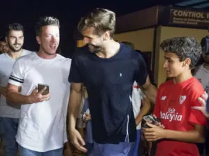 Fernando Llorente firma contrato con Sevilla