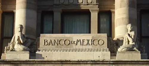 Banco de México subasta 500 millones de dólares para frenar caída del peso