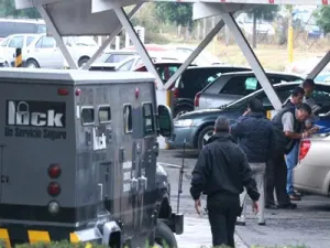 Falsos custodios de Lock roban 15 mdp de Bancomer en Tecamachalco