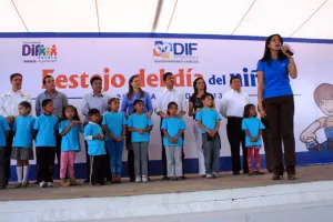 Entregan diputados juguetes en la junta auxiliar de San Miguel Canoa