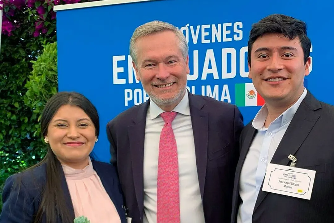 Los estudiantes de la BUAP Guadalupe Torreblanca y José Ángel Vargas, con el embajador de la Unión Europea en México, Gautier Mignot (c). Foto: Especial