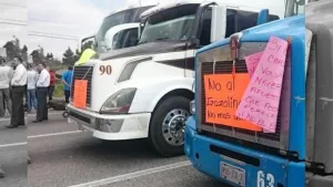 Continúan cierres en carretera por gasolinazo