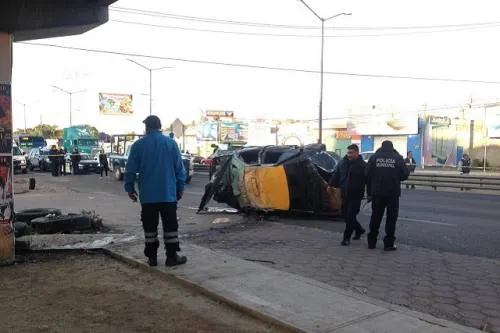Taxista atropella a peatón tras volcar su unidad en la Vía Corta a Santa Ana