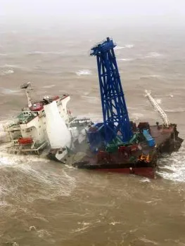 Barco se parte en dos por tifón Chaba en China