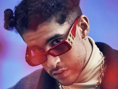 Fan le roba beso en la boca a Bad Bunny durante una fiesta
