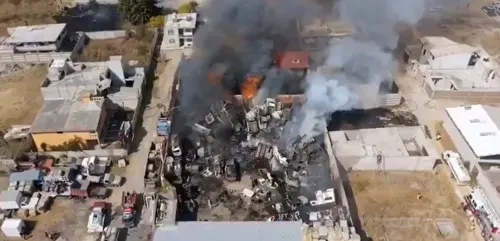 Arde corralón de autos en 24 Sur y Periférico de Puebla