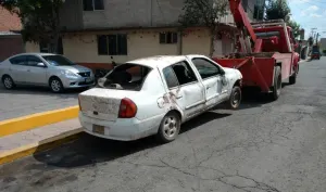 Muere familia de 10 tras volcar su auto y caer en canal en el Estado de México