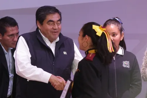 Miguel Barbosa entrega reconocimientos a estudiantes