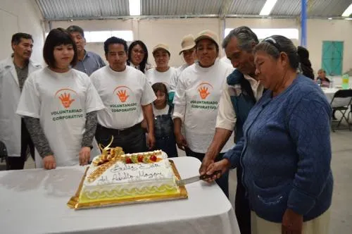 Festeja Granjas Carroll a abuelitos en dos comunidades de Oriental