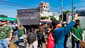 Ciudadanos se manifiestan en la XXV Zona Militar, en apoyo a cuatro elementos del Ejército mexicano