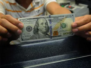Dólar libre baja y se vende en 17.30 pesos