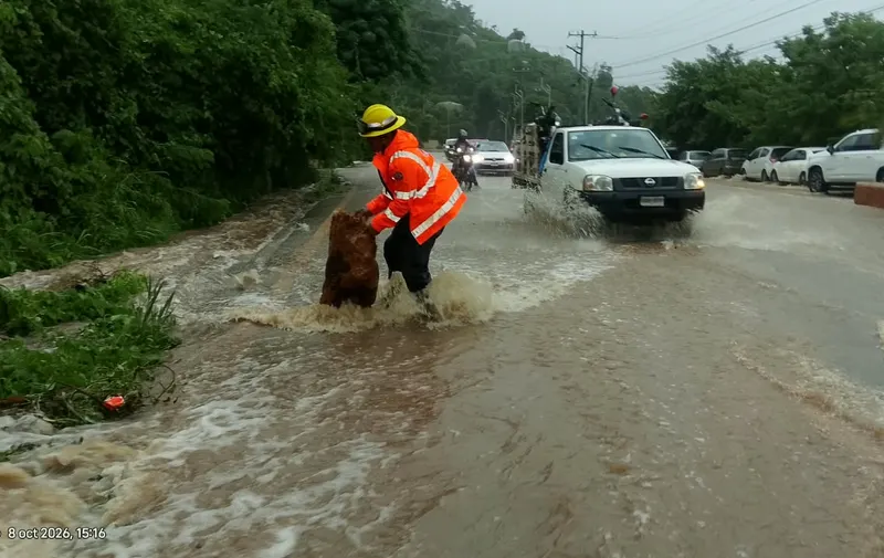 Tormenta tropical Simón provoca inundaciones y deja autos varados en Acapulco