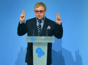 Elton John pide a Ucrania aceptar a los homosexuales