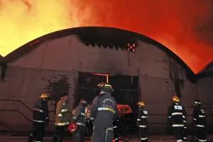 Aparatoso incendio consume bodegas en La Resurrección