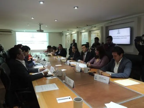 García Almaguer y Espinosa Torres protagonizan pleito de mercado por el tablero electrónico