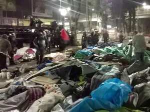 Policía libera en Oaxaca el IEEPO, cercado por la CNTE