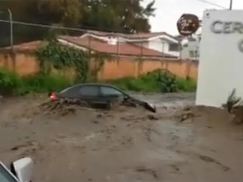 Impactantes imágenes de la tormenta que arrastra vehículos en Jalisco