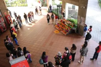 Estudiantes de comunidades indígenas celebran Día de Muertos en la Ibero Puebla