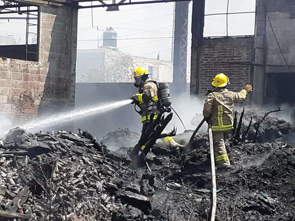 Incendio acaba con recicladora en San Jerónimo Caleras