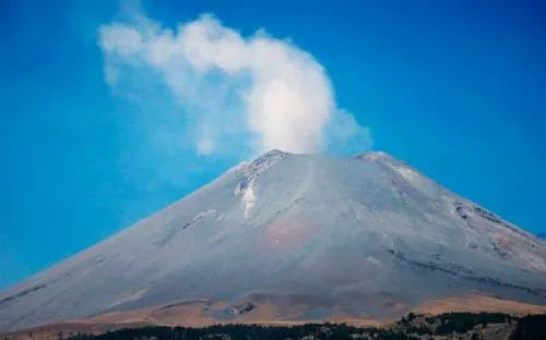Expulsa Popocatépetl vapor de agua, gas y ceniza