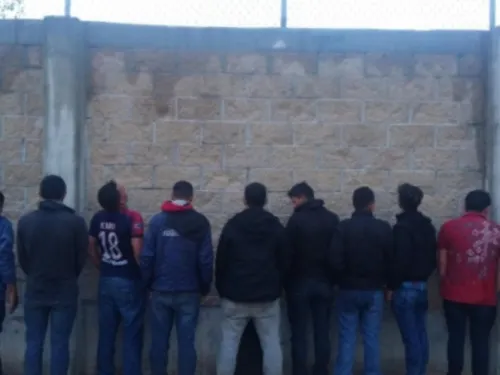 Detienen a 3 ‘polleros’, llevaban a 32 indocumentados