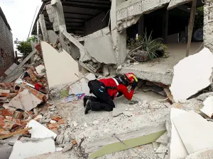 México activa protocolo de ayuda y rescate por terremoto en Ecuador