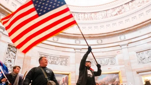Suman cuatro muertos tras asalto al Capitolio de EU