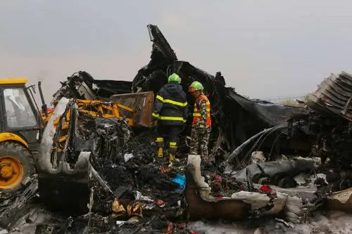 Suman 49 muertos por accidente de avión de Nepal