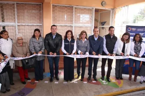 Dinorah López de Gali entrega nueva aula de medios en Puebla
