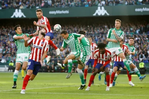 Atlético de Madrid vence 2-1 a Betis en duelo con “sabor mexicano”